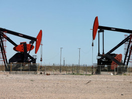 Oil prices dip with econ data