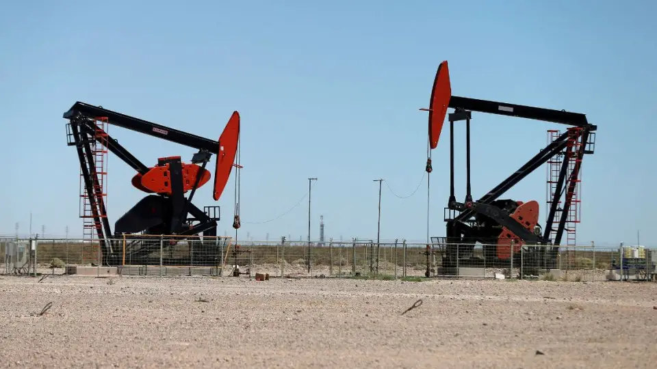 Oil prices dip with econ data